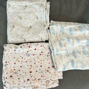 Used (and clean!) Harry Potter swaddle blankets. Good condition.